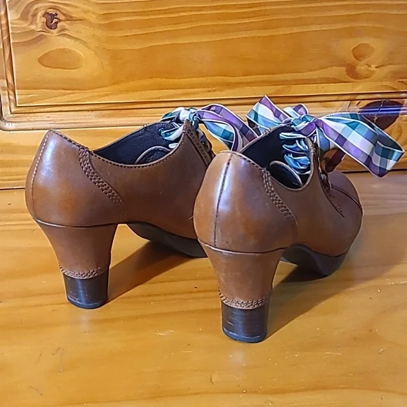 Biviel Victorian Inspired Heeled Leather Booties 🤎 - Picture 4 of 13